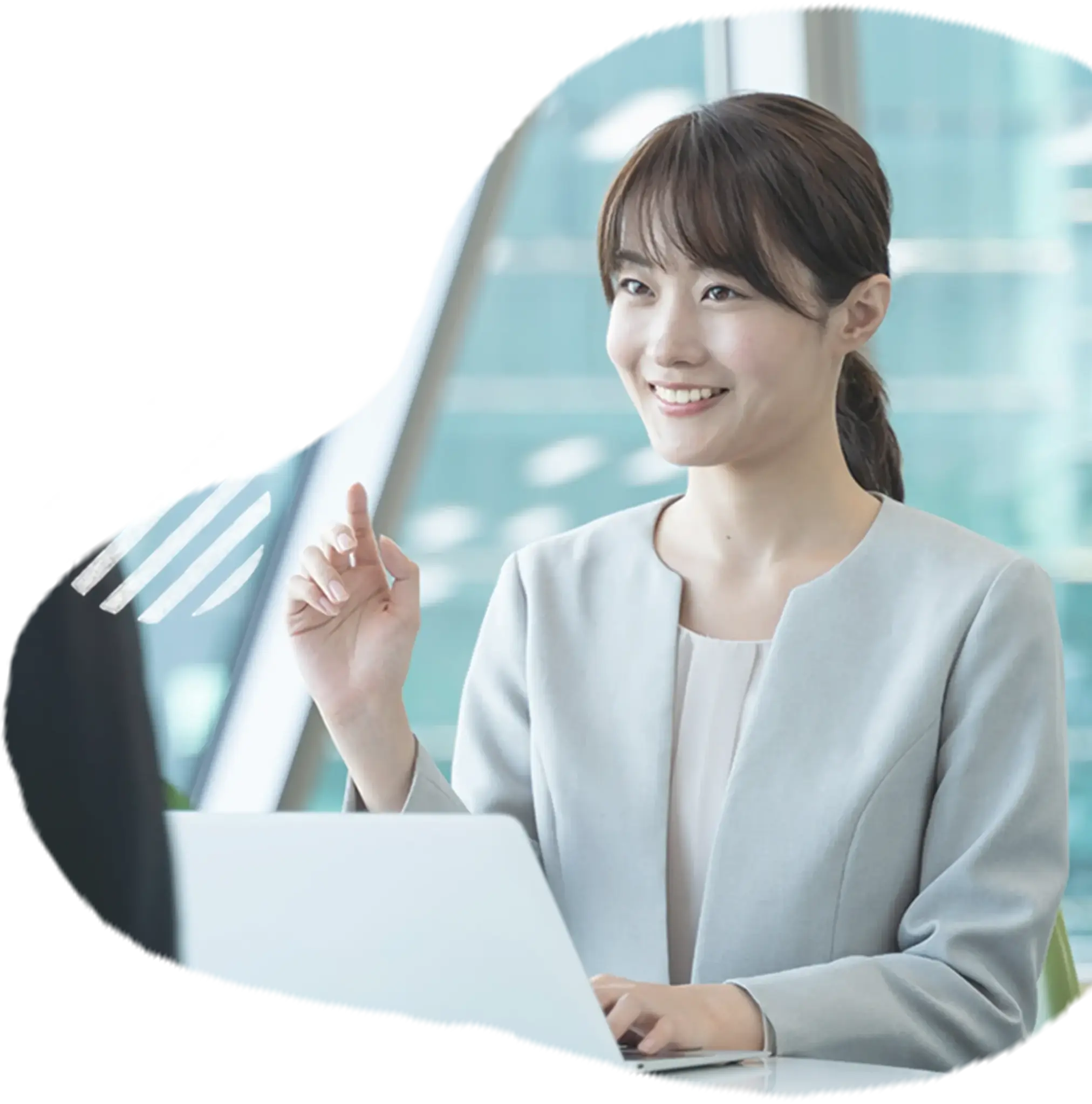 PCを操作しながら話している女性